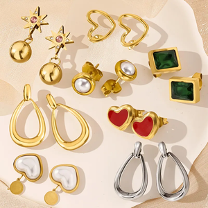 Boucles d'oreilles clous en forme de cœur pour femmes avec finition plaquée or PVD et incrustation de zircon, bijoux tendance à porter au quotidien - Product Image 1