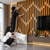 Papier peint auto-adhésif en feuilles XPE de 1,8 mm à motif de lattes de bois marron pour les entrepreneurs en aménagement intérieur (vente en gros)