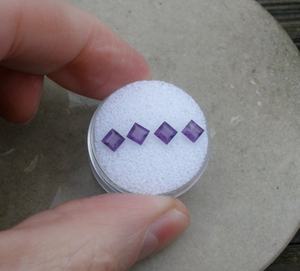 Grandes Gemas de Amatista Natural Pulida Cuadradas de 4mm con Efecto Fosforescente de Rajasthan para la Fabricación de Joyas - Product Image 3