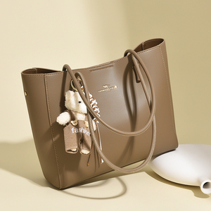 Sac à bandoulière simple grande capacité pour femme, sac messager de haute qualité avec pendentif petit ours mignon, sac fourre-tout pour femme - Product Image 3
