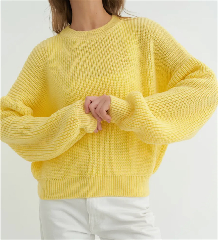 Amarillo, cuello redondo, corte corto.