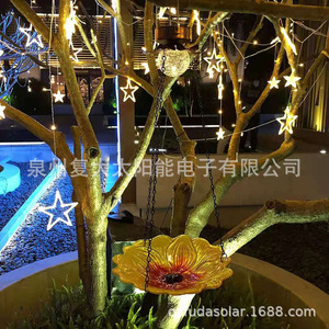 Mangeoire à oiseaux solaire en verre avec lumière LED, décoration de jardin suspendue pour extérieur, avec panneau solaire et chaîne pour cour et patio - Product Image 4
