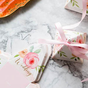 لؤلؤ وردي صندوق هدايا لحفلات الزفاف على شكل هرمي كرتون صندوق هدايا حلويات قابل للطي مع إغلاق زهرة للضيوف - Product Image 5