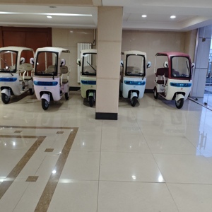 2025 100km de largo alcance <span class=keywords><strong>Tuk</strong></span> India modelo Triciclo de pasajeros motocicleta 3 ruedas movilidad Auto <span class=keywords><strong>Rickshaw</strong></span> para la venta - Product Image 6