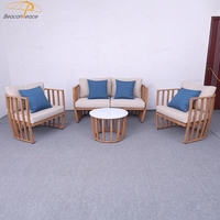 Modernes Gartenmöbel-Set für den Außenbereich: Lounge-Gruppe aus gebürstetem Holz und Aluminium mit bequemen Kissen