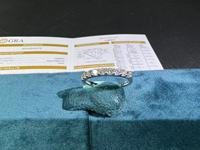 Bague en moissanite VVS avec une pierre ronde taille brillant sertie à griffes