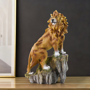 Statua in Resina Realistica del Re Leone Dorato, Criniera Naturale e Posa Maestosa su Base in Pietra, Grande Decorazione da Giardino per Ingresso Villa - Product Image 2