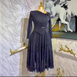 Abito Plissettato Vintage Miyake 2025 <span class=keywords><strong>con</strong></span> Collo Asimmetrico, Taglie Forti, Tinta Unita, <span class=keywords><strong>Gonna</strong></span> Svasata, Vita Impero, in Poliestere Antistatico - Product Image 2