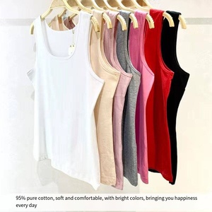 Conjunto de Top Corto a la Moda con Tirantes Ajustables y Dobladillo Redondeado, Ofrece un Estilo Versátil para Cualquier Ocasión - Product Image 1