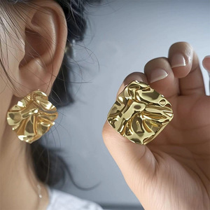 Orecchini a polsino con superficie irregolare, forme non uniformi, nuovi orecchini estivi, anelli martellati da donna che non si ossidano, gioielli alla moda da donna - Product Image 1
