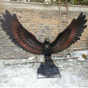 Scultura di <span class=keywords><strong>Aquila</strong></span> in Resina Realistica con Base ad Albero Appassito che Svolazza verso il Cielo - Arte Paesaggistica per Esterni - Product Image 4