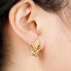 Boucles d'oreilles à clous en forme de feuille dorée avec strass en cristal sertis pavé pour femme, bijoux de fête, design romantique et tendance - Product Image 5