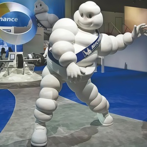 Sculpture de mascotte de <span class=keywords><strong>pneu</strong></span> Bibendum avec écharpe jaune, en fibre de verre finition mate, modèle réaliste pour magasin de pneus et aménagement extérieur - Product Image 3