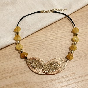 Wholesale Bohemian Leather Cord Necklace Two Tone Textured Gold Leaf Pendant Yellow Amber Beads Women Daily Vacation Necklace - Product Image 5