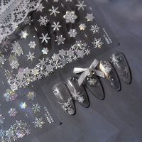 Autocollants pour ongles en forme de flocon de neige laser TSZS en gros, autocollants auto-adhésifs pour ongles en forme de flocon de neige et d'étoile pour l'hiver et Noël, pour la décoration des ongles
