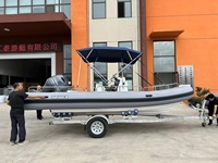 Yacht privé en fibre de verre de 7,6 m, bateau de pêche gonflable de 7,6 m avec moteur hors-bord pour le tourisme, la navigation et les sports Huihao Huihao