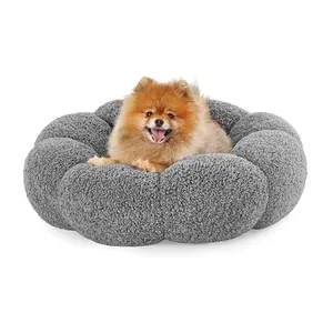 Fornitori di grandi dimensioni di lusso piccolo rotondo grigio peluche interno cane gatto letto lavabile calmante ciambella coccolone cane divertente letto soffice