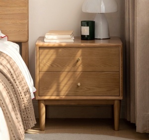 طاولة سرير عصرية من خشب الدردار الصلب بتصميم اسكندنافي بسيط مع درجين للتخزين في غرفة النوم وغرفة المعيشة - Product Image 2