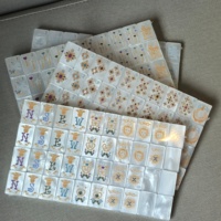 Ensemble de Mahjong de Luxe Blanc Nacre avec Couronne Sertie de Diamants et Tuiles Acryliques Iridescentes Effet Nacre pour Cadeau Haut de Gamme