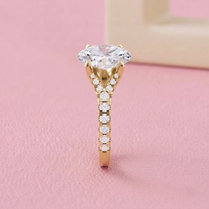 Bague de fiançailles solitaire ovale de luxe avec bande en or à double coudille et accents de diamants pavés pour bijoux de mariée élégants - Product Image 4