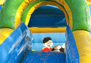 Structure gonflable sportive économique avec toboggan et terrain de football - Product Image 4