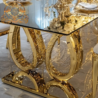 Tables à manger modernes de style indien avec plateau en verre et base en acier inoxydable sculpté, pour les salles de réception, les mariages, les hôtels, de bonne qualité