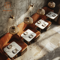 Ensemble de meubles modernes pour restaurant, café, tables à manger en marbre avec chaises en rotin et banquette en tissu orange pour café