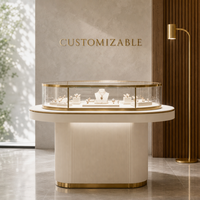 Vitrine à bijoux ovale moderne en verre avec base rainurée et surface incurvée éclairée par LED