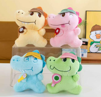 Casquette de baseball avec petit crocodile en peluche doux et mignon, pendentif pour la décoration de sac à dos, comme cadeau pour votre meilleur ami.