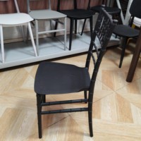Foshan Usine Vendre Le Moins Cher Prix Chaise Chivari En Plastique PP Noir