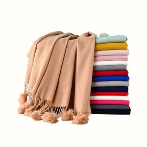 Écharpe longue en laine pashmina unie avec pompons pour femme, idéale pour les activités de plein air en hiver - Product Image 1