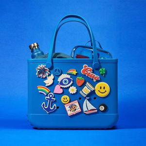 Bolso de playa EVA impermeable grande con parte superior abierta, estilo goma, diseño de orificios completos, para personalizar con dijes y logotipos, ideal para viajes de verano. - Product Image 1
