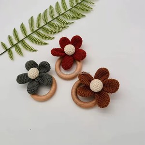 Bébé belle main tricot marguerite <span class=keywords><strong>anneau</strong></span> <span class=keywords><strong>de</strong></span> <span class=keywords><strong>dentition</strong></span> bio hêtre naturel bois <span class=keywords><strong>anneau</strong></span> Crochet hochet jouets <span class=keywords><strong>de</strong></span> <span class=keywords><strong>dentition</strong></span> nouveau-né photographie - Product Image 3