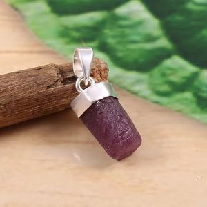 Colgante de Plata de Ley 925 Hecho a Mano con Rubí en Bruto, Diseño Orgánico, Certificado para Mujer, Compromiso - Product Image 5