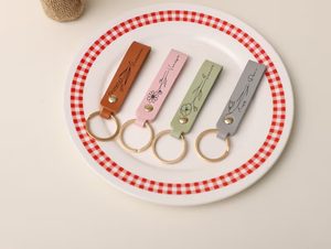 Porte-clés en similicuir personnalisable avec logo, gravable au laser, en <span class=keywords><strong>cuir</strong></span> PU, design élégant et compact, pour voiture, vente en gros, cadeaux de fête, objets promotionnels - Product Image 1