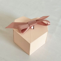 Luxuriöse Herzförmige Papier-Geschenkbox Staubiges Rosa Band-Dekor Kleine Geschenkbox für Valentinstag Süßigkeiten Präsente