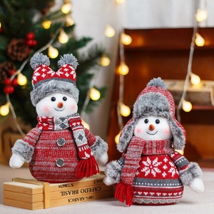 Diseño festivo de punto Adorable muñeco de nieve Adornos de felpa de Navidad Juego de 2 para decoración colgante de árbol - Product Image 3