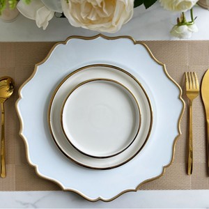 Plato de Presentación de Plástico Verde Personalizado Diseño Único de Lujo para Bodas Vajilla Sostenible para Cenas y Eventos de Boda - Product Image 3