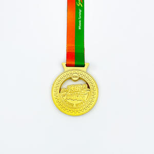 Médaille de finisseur personnalisée pour le marathon du fleuve <span class=keywords><strong>Yalu</strong></span> de Dandong, en alliage de zinc plaqué or avec design de pétales creux - Product Image 4
