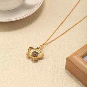 <span class=keywords><strong>Ciondolo</strong></span> <span class=keywords><strong>Margherita</strong></span> in Stile Palazzo per Donna, Fiore Retrò Girasole con Zirconi, Acciaio Inossidabile Placcato Oro Vero, Lusso Leggero - Product Image 4