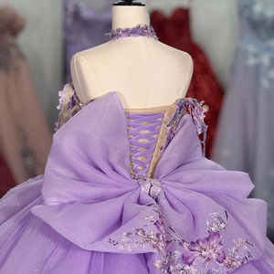6947 Vestido de Quinceañera con Cuello de Flores, Ilusión de Hombros Descubiertos, Apliques Bordados y Estampado Floral, con Lazo y Cola Capilla - Product Image 6