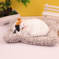Vente en gros de chat simulé en peluche chaton cadeau pour enfants charbon actif ornement de table de voiture décoration en peluche jouet pour chat endormi