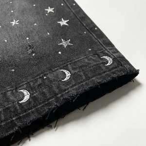 กางเกงยีนส์ขาสั้นสีดำปักลายดาวสไตล์วินเทจทรงหลวมสำหรับผู้ชาย Y2k ลายพระจันทร์ปัก - Product Image 2