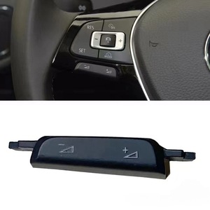 Los Golf 7, Lamando, Golf 7 y Golf Variant cuentan con botones multifunción en el volante, botones de volumen y botones de selección. - Product Image 2