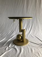 Table d'appoint ronde d'art moderne, plateau en pierre frittée et structure en fer doré, table de bout de canapé sculptée géométriquement pour la décoration du salon