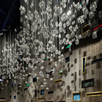 Lampadario in Vetro Colorato Personalizzato per Lobby di Hotel, Grande Lampada a Sospensione Cubica con Cavi in Acciaio Inox per Villa e Hotel