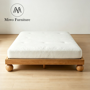 Lit double moderne pour chambre à coucher, appartement, loft, gîte, hôtel, avec cadre en chêne, panneau à lattes, base surélevée, sans tête de lit, disponible en tailles King Size et Queen - Product Image 1