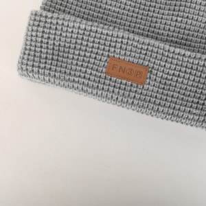 Usine directe personnalisé 100% acrylique tricot gaufre Beanie chapeaux hiver personnalisé en cuir Patch Logo manchette garder au chaud Applicable plage - Product Image 3