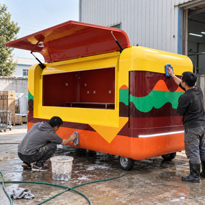 Chariot de restauration mobile sur le thème des burgers, avec grande fenêtre de service escamotable, pour la vente de nourriture de rue en extérieur - Product Image 4