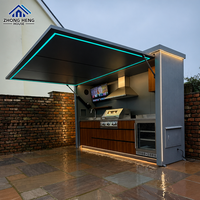 Station de cuisine extérieure moderne en acier inoxydable avec toit relevable, barbecue intégré, évier et réfrigérateur à boissons pour jardin et patio